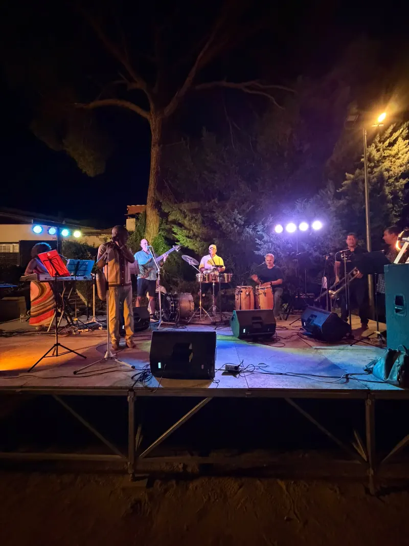 Formación de La Máquina del Sabor en el escenario con voz, bajo, timbales, congas y trombón